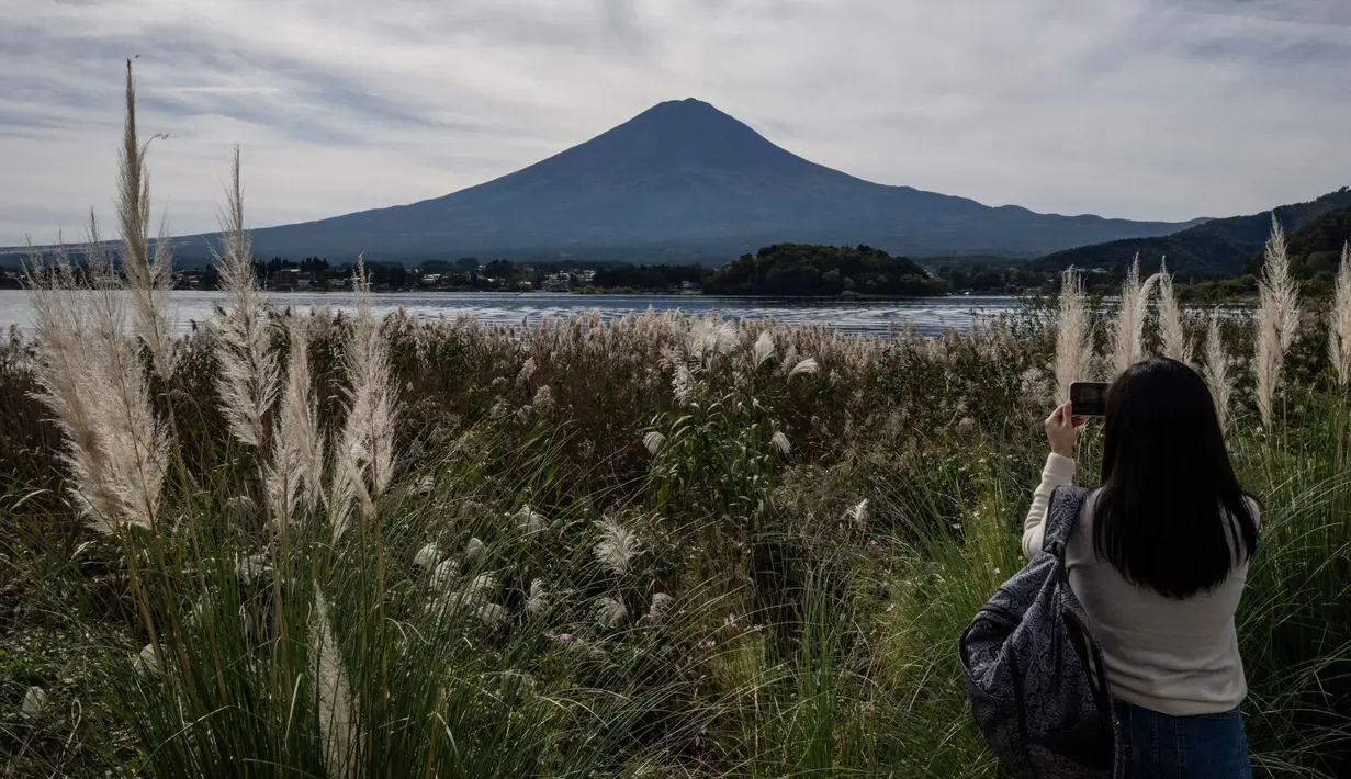 Suhu panas diduga menjadi penyebab puncak gunung dengan ketinggian 3.776 meter tersebut hingga akhir Oktober 2024 belum bersalju. (Yuichi YAMAZAKI/AFP)