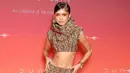 Zendaya tak pernah main-main dengan penampilannya. Yang terbaru, ia tampil di acara Premiere film Dune 2 di Paris. Di sini ia mengenakan custom two-piece gold dari Louis Vuitton dan perhiasan dari BVLGARI. Kedua brand di mana Zendaya adalah Ambassadornya. [Foto: Instagram/wwd]