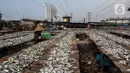 Pekerja menjemur ikan asin di kawasan Kampung Nelayan Muara Angke, Jakarta, Kamis (3/6/2021). Realisasi anggaran pemulihan ekonomi nasional (PEN) hingga 21 Mei 2021 mencapai Rp 183,98 triliun atau 26,3 persen dari total pagu anggaran sebesar Rp 699,43 triliun. (Liputan6.com/Johan Tallo)