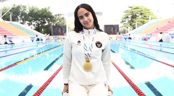 Atlet renang putri Indonesia, Masniari Wolf, kembali mengharumkan nama Tanah Air di SEA Games 2025 Thailand. Ia meraih medali emas pada final 50m gaya punggung putri dengan catatan waktu 28,80 detik pada Kamis (11/12/2025) lalu. (Dok. PB Akuatik Indonesia)