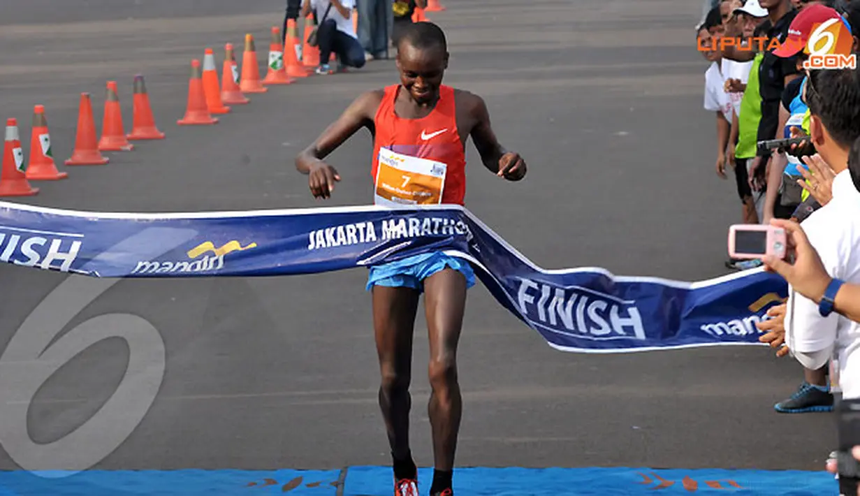 William Chebor pelari asal Kenya merupakan pelari pertama yang memasuki garis finish dengan total waktu 2.14.30 dalam jarak lari Marathon 42,195 km (Liputan6.com/Andrian M. Tunay)