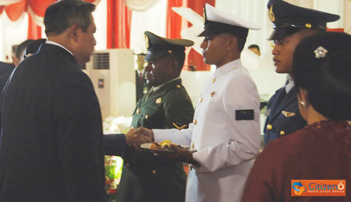 Citizen6, Halim: Presiden Republik Indonesia Dr. H. Soesilo Bambang Yudhoyono memberikan nasi tumpeng kepada Prajurit TNI yang bertugas di perbatasan dan Pulau Terluar sebagai bentuk apresiasi terhadap dedikasi mereka. (Pengirim: Badarudin Bakri) 