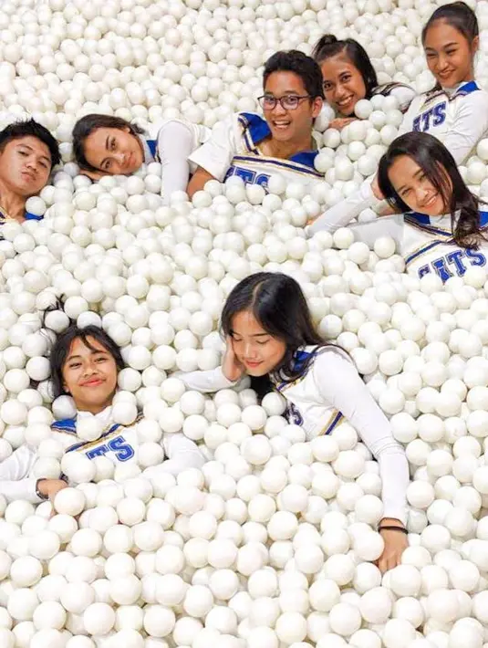 Dari foto tersebut, Fuji tampak cantik dengan rambut panjangnya. Hal tersebut membuat banyak warganet yang pingin kembali melihatt Fuji dengan rambut pendek. [Instagram/fuji_an]