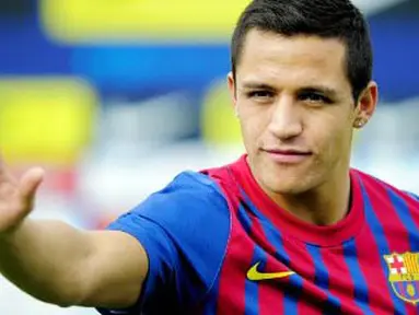Penyerang asal Cile Alexis Sanchez diperkenalkan secara resmi oleh Barcelona di pemusatan latihan tim di San Juan Despi, 25 Juli 2011. AFP PHOTO/JOSEP LAGO