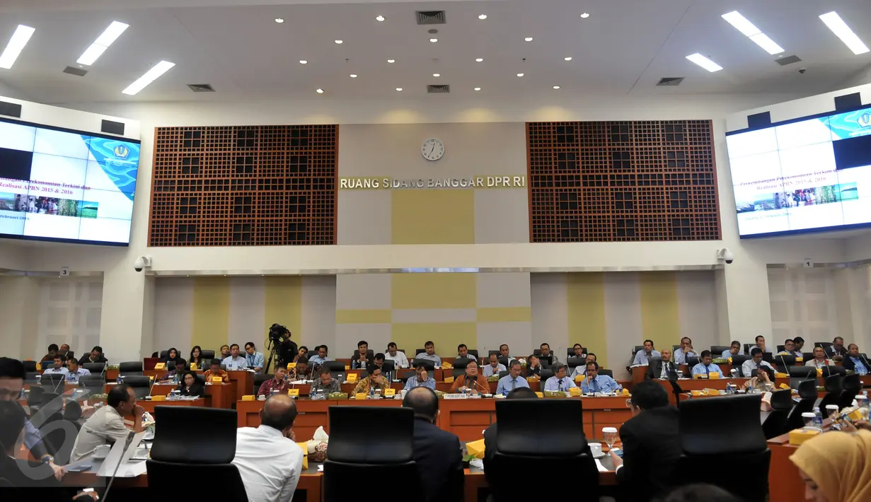 Suasana rapat kerja antara Menkeu Bambang Brodjonegoro dengan Badan Anggaran (Banggar) DPR RI di Kompleks Parlemen, Senayan, Jakarta (17/2). Rapat tersebut membahas situasi perekonomian 2015 dan proyeksi perekonomian pada 2016. (Liputan6.com/JohanTallo)