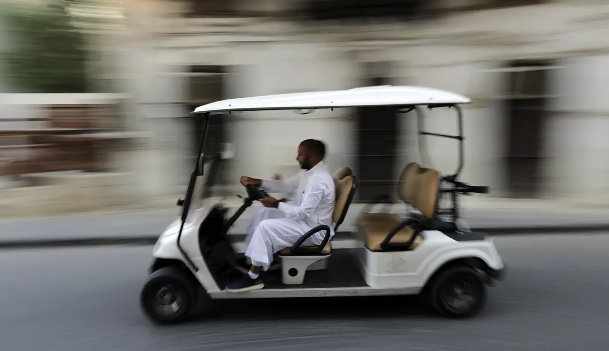 Seorang pemandu wisata Saudi mengendarai kereta listriknya di Kota Tua Jeddah, Arab Saudi (8/11/2021). Kota Tua Jeddah terletak di pantai timur Laut Merah. Kota ini konon telah berumur 3.000 tahun. (AP Photo/Amr Nabil)