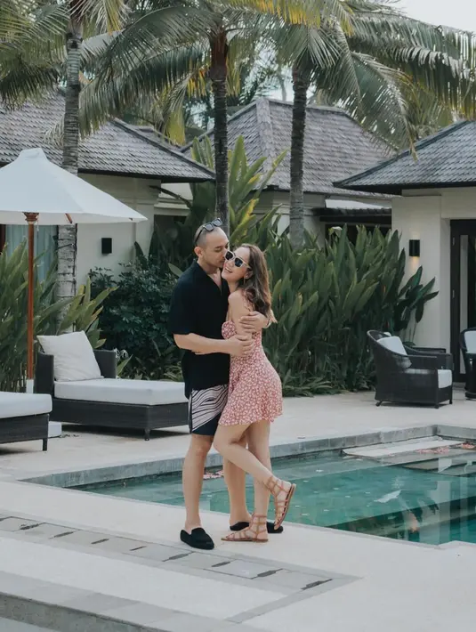 Pasangan ini menginap di hotel bintang lima di kawasan Nusa Dua, Bali. Penyanyi dan pemeran itu juga membagikan deretan pose mesra mereka di area kolam renang dan beberapa tempat lainnya. 
 [Instagram/itsmebcl]