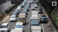 Sejumlah kendaran melintasi tol dalam kota di Jakarta, Senin (7/10/2019). Tahun depan, Badan Pajak dan Retribusi Daerah (BPRD) DKI Jakarta bisa memenjarakan penunggak pajak kendaraan bermotor dengan nilai diatas 100 juta. (Liputan6.com/Angga Yuniar)
