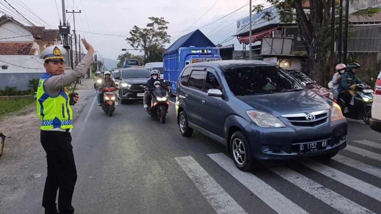 Polisi Tertibkan Truk di Jalur Garut-Bandung: Tahukah Anda, Ini Alasan Utama Cegah Macet Libur Panjang?