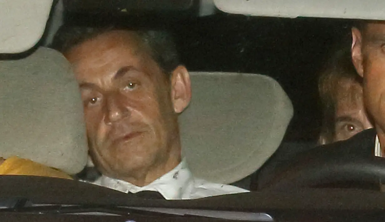 Mantan Presiden Prancis, Nicolas Sarkozy ditahan polisi di Nanterre, kawasan di pinggiran Kota Paris, Selasa (1/7/14). (REUTERS/Pascal Rossignol)