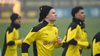Penyerang Borrusia Dortmund, Erling Braut Haaland (tengah) melakukan pemanasan selama sesi latihan di tempat latihan tim di Dortmund, Jerman barat (9/3/2021). Dortmund akan bertanding melawan Sevilla pada leg kedua babak 16 besar Liga Champions di Signal Iduna Park. (AFP/Ina Fassbender)