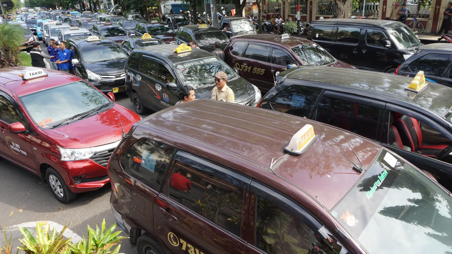 Sopir taksi konvensional di Solo mengaku pendapatannya menyusut hingga 40 persen. Jumlahnya bahkan tak cukup untuk membayar setoran. (Liputan6.com/Fajar Abrori)
