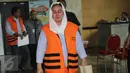 Tersangka dugaan suap terkait promosi dan mutasi jabatan di lingkungan Kabupaten Klaten, Sri Hartini usai menjalani pemeriksaan di Gedung KPK, Jakarta, Rabu (11/1). (Liputan6.com/Helmi Afandi)
