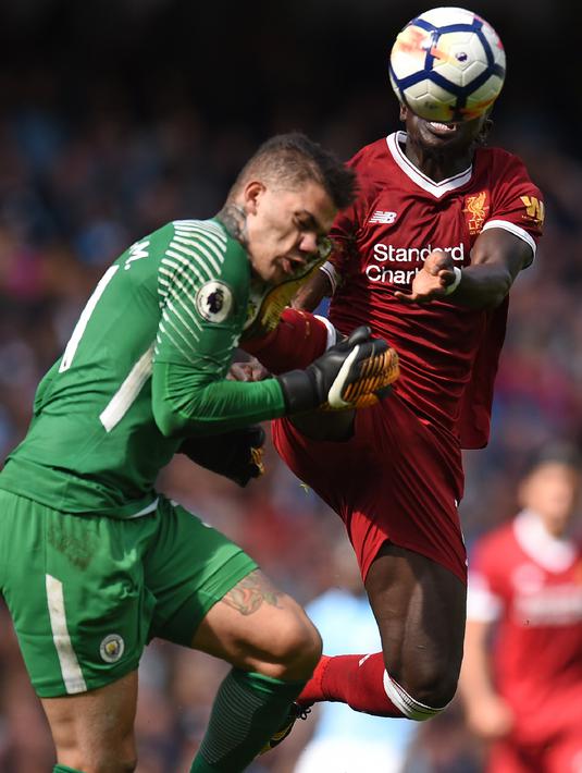Kaki Mane menghantam tepat di wajah kiper Manchester City, Ederson saat pertandingan Liga Inggris di Stadion Etihad, Manchester (9/9). Usai hantaman, Ederson langsung mendapat perawatan hingga ditandu ke luar lapangan. (AFP Photo/Oli Scarff)