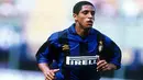 5. Roberto Carlos (1995-1996). Pelatih Inter saat itu Roy Hodgson menjadi orang paling bersalah yang membuat bek sayap Brasil itu pindah ke Real Madrid. Selama satu dekade dirinya sukses menjadi penjaga sisi kiri raksasa Spanyol itu. (Calciomercato.com)