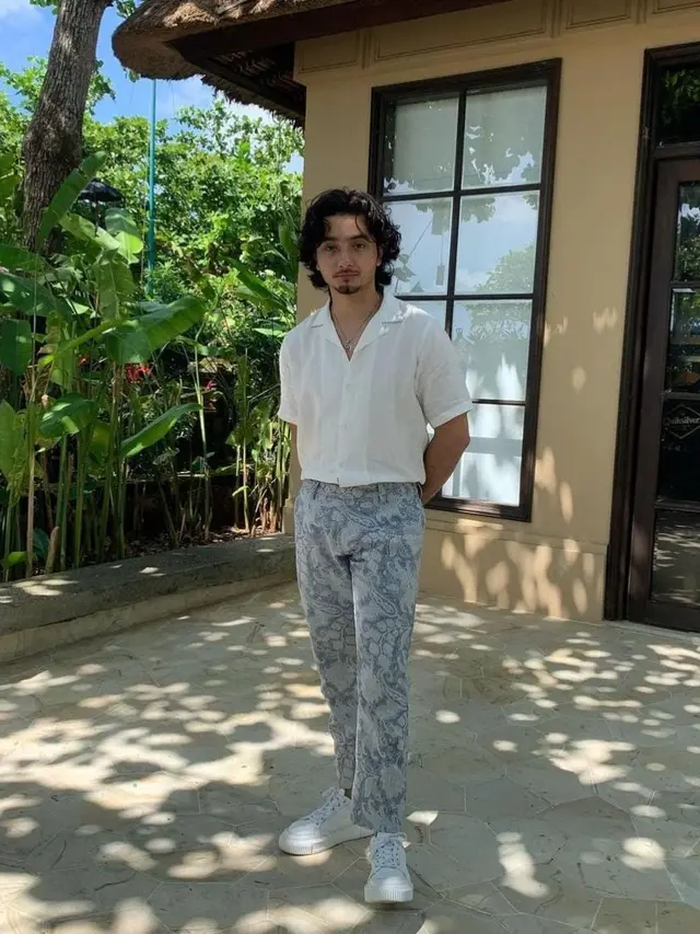 Pesona Bryan Domani, artis muda yang ganteng dan rajin ibadah