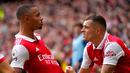 Pemain Arsenal Gabriel Jesus (kiri) merayakan dengan rekan setimnya Granit Xhaka usai mencetak gol ke gawang Tottenham Hotspur pada pertandingan sepak bola Liga Premier Inggris di Emirates Stadium, London, Inggris, 1 Oktober 2022. Arsenal menang 3-1. (AP Photo/Kirsty Wigglesworth)
