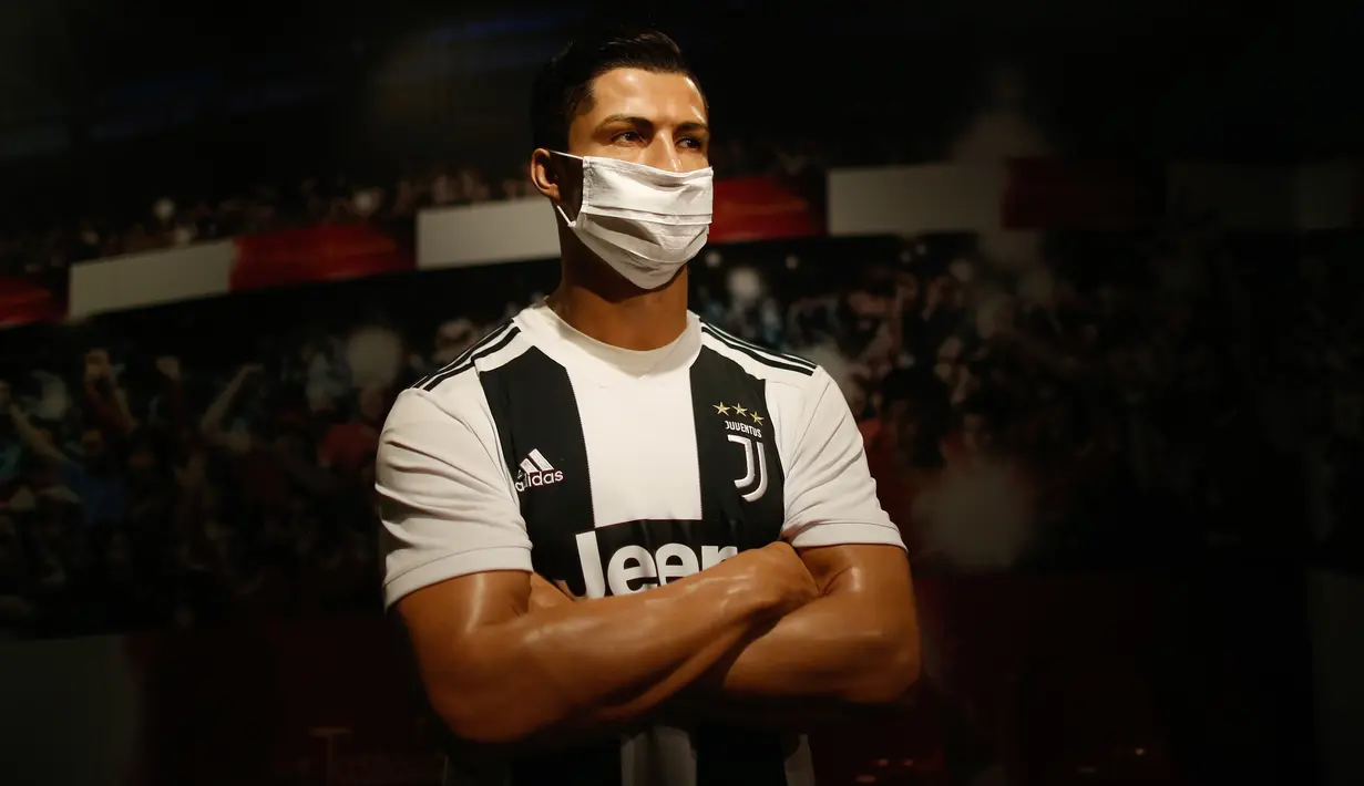Sebuah masker dikenakan pada patung lilin bintang sepak bola Portugal, Cristiano Ronaldo di Madame Tussauds di Istanbul, Sabtu (11/7/2020). Dibuka kembali, sejumlah sosok tokoh terkenal di museum itu dipakaikan masker untuk meningkatkan kesadaran terhadap penyebaran Covid-19. (AP Photo/Emrah Gurel)