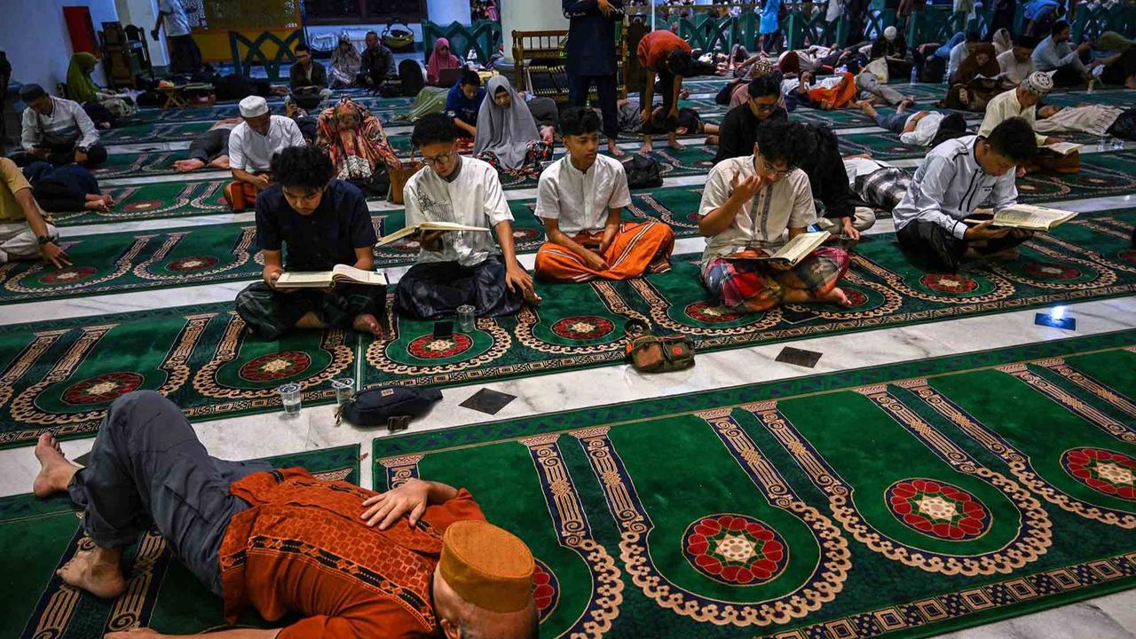 FOTO: Itikaf Mengharapkan Kemulian Malam Lailatu Qodar di Mesijd Al Akbar Surabaya