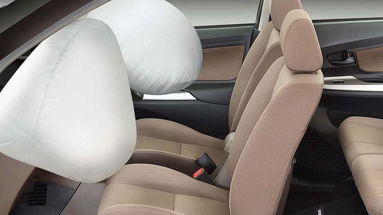 Airbag terkembang karena pemicu