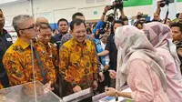 Menteri Kesehatan Republik Indonesia, Dr Terawan Agus Putranto, saat melihat-lihat pameran alat kesehatan inovasi terbaru di Indonesia Convention Exhibiton (ICE) Bumi Serpong Damai (BSD), Tangerang Selatan pada Sabtu, 9 November 2019. (Aditya Eka Prawira/Liputan6.com)