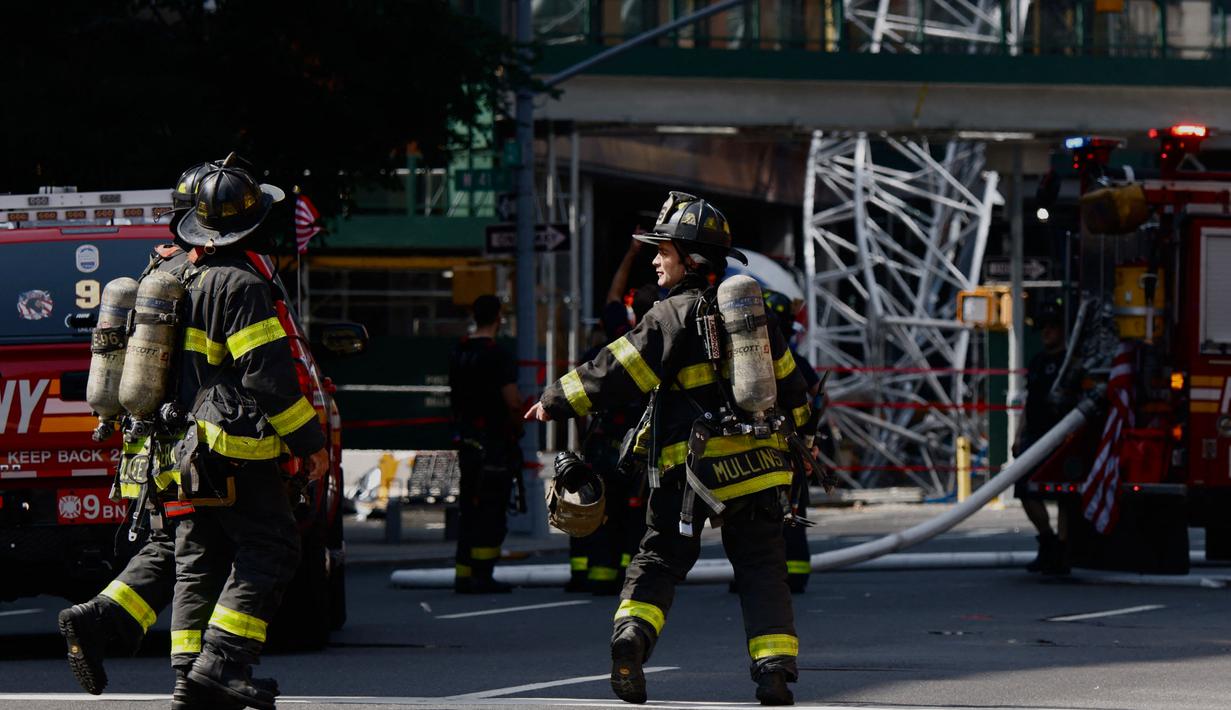 Derek tersebut sedang mengangkat beton seberat 16 ton ketika kabel-kabelnya melemah akibat kobaran api. (Kena Betancur / AFP)