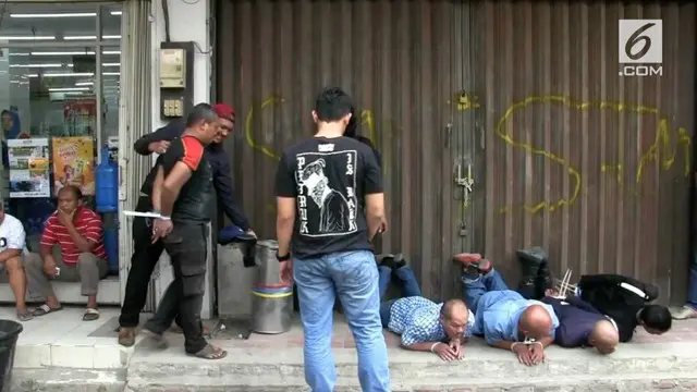 Polres Jakarta Barat menangkap belasan preman yang kerap memeras pemilik Ruko di daerah Cengkareng. Para preman ini menyamar sebagai petugas keamanan