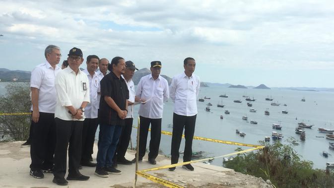 Presiden Jokowi meninjau rencana pengembangan Bandara Komodo setibanya di Labuan Bajo, NTT. Rabu (10/7/2019).(Liputan6.com/ Lizsa Egeham)