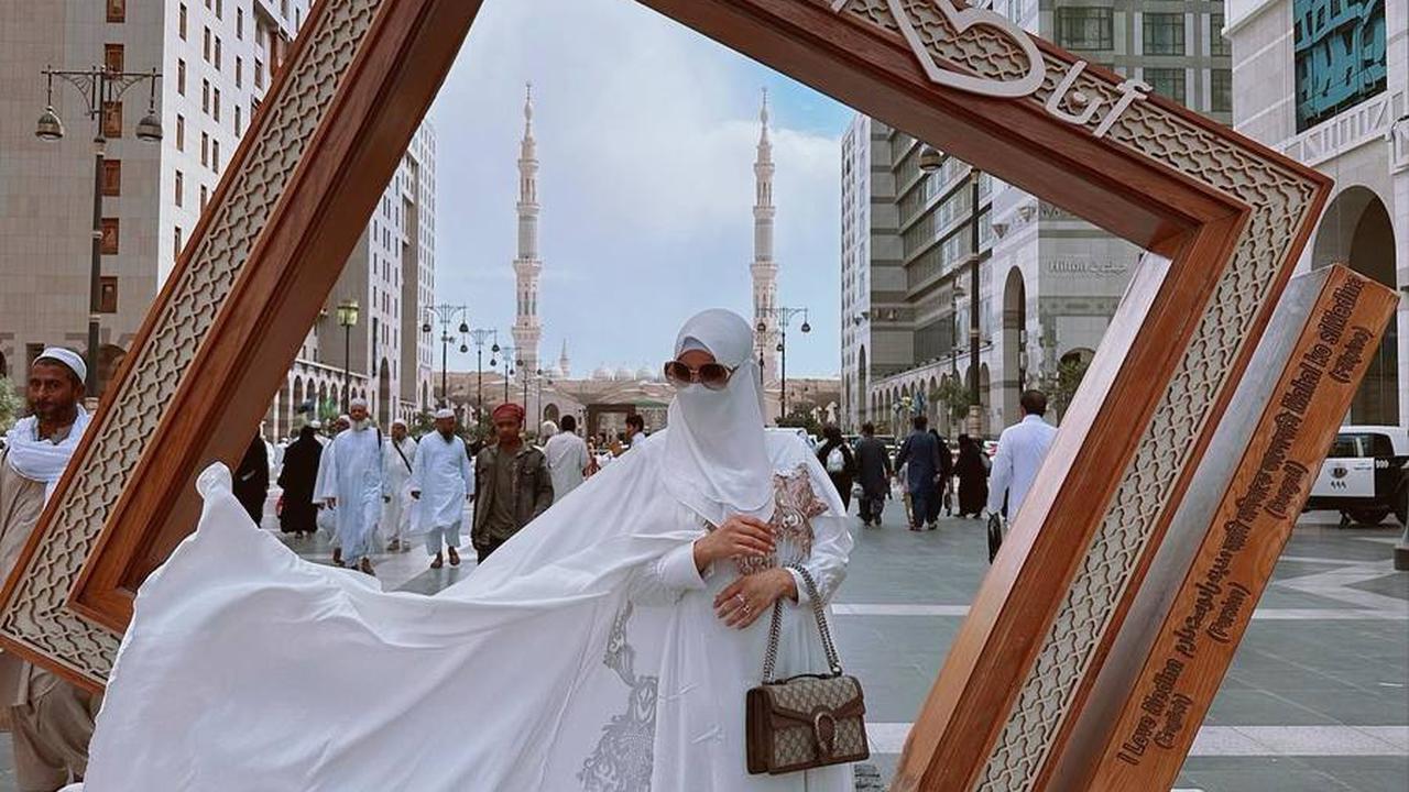 8 Potret Isa Zega yang Santai Bergaya dengan Cadar Saat Umrah, Disebut Nistakan Agama - Identitasnya Jadi Sorotan