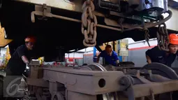 Pekerja Dari PT. KAI  melakukan perbaikan gerbong kereta di depo kereta Poncol Semarang, Jumat   (17/06). Persiapan menghadapi mudik lebaran tahun ini sejumlah gerbong kereta mengalami perbaikan. (Gholib)