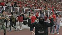 Suporter Timnas Indonesia turun ke lapangan ketika melawan Malaysia saat laga Kualifikasi Piala Dunia 2022 di SUGBK, Jakarta, Kamis (5/9). (Bola.com/Peksi Cahyo)