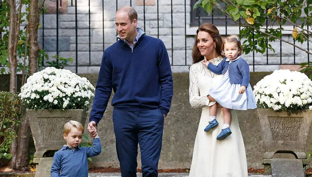 Pangeran William dan Kate Middleton serta kedua anak mereka [foto: e online]