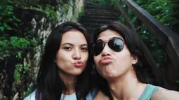 Memasuki usia hubungan ke lima tahun, keduanya tetap selalu romantis. Walaupun keduanya kerap dikabarkan putus pada tahun 2016, tapi nyatanya mereka masih awet sampai sekarang. Momen kebahagiannya pun kerap diabadikan di masing-masing akun Instagram-nya. (Liputan6.com/IG/@elelrumi)