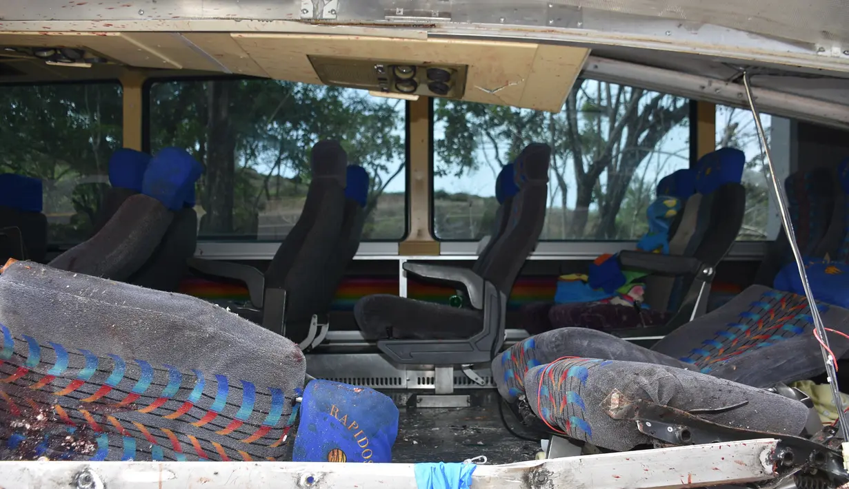Kondisi bus setelah menabrak truk trailer di Gualan, Guatemala (21/12/2019). Kecelakaan tersebut menewaskan sedikitnya 21 orang dan menyebabkan belasan orang luka-luka. (AP Photo/Carlos Cruz)