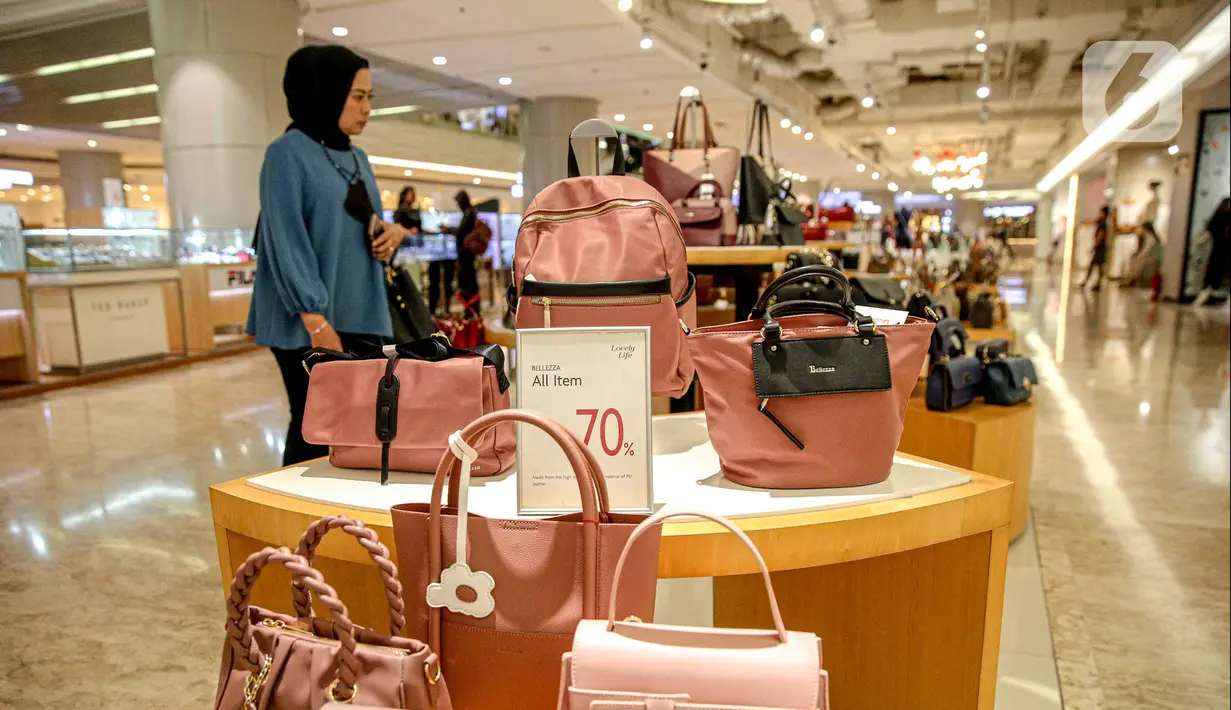 Seorang wanita melihat tas yang dijual di salah satu tenant di Lotte Mall, Jakarta, Kamis (13/4/2023). (Liputan6.com/Faizal Fanani)