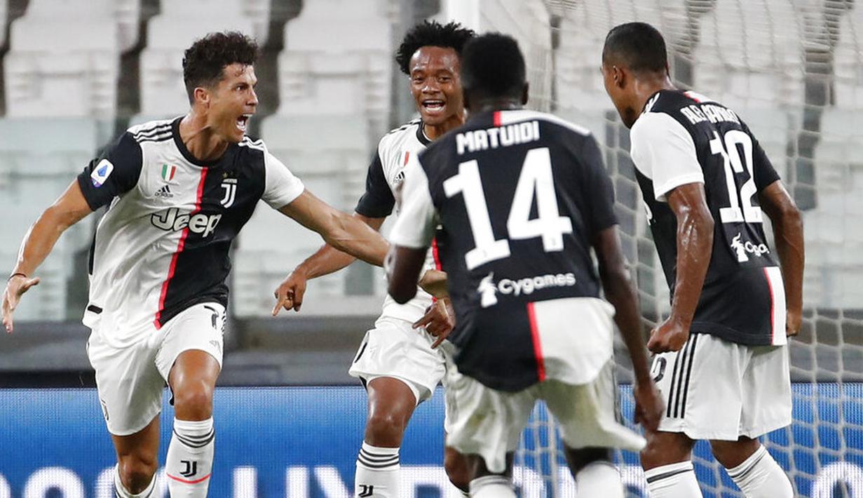 Striker Juventus, Cristiano Ronaldo, melakukan selebrasi usai mencetak gol ke gawang Sampdoria pada laga Serie A di Allianz Stadium, Turin, Senin (27/7/2020). Kemenangan 2-0 ini membuat juventus mengunci gelar juara Serie A musim 2019-2020. (AP Photo/Antonio Calanni)