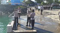 Rangkaian kegiatan upacara tabur bunga dimulai dengan penghormatan kepada arwah Pahlawan, mengheningkan cipta dan penaburan bunga di laut.