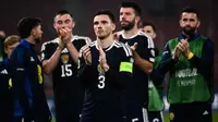 Bek sekaligus kapten Skotlandia #03, Andrew "Andy" Robertson (tengah), memimpin rekan-rekan setimnya memberi salam kepada para penggemar di akhir pertandingan kualifikasi Grup C Piala Dunia FIFA 2026 antara Yunani dan Skotlandia di Stadion Karaiskakis, Piraeus, pada 15 November 2025. (Angelos TZORTZINIS/AFP)