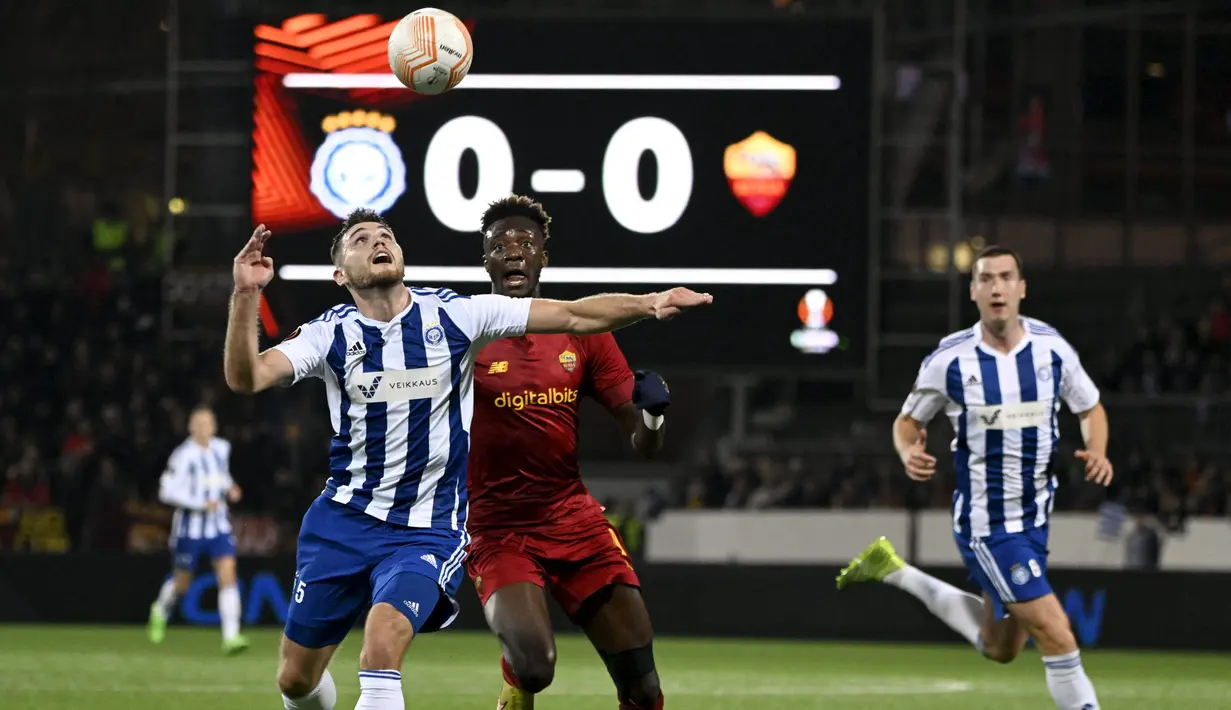 Pemain HJK Helsinki Arttu Hoskonen (kiri) berebut bola dengan pemain AS Roma Tammy Abraham pada pertandingan sepak bola Grup C Liga Europa di Helsinki, Finlandia, 27 Oktober 2022. AS Roma menang 2-1. (Emmi Korhonen/Lehtikuva/AFP)