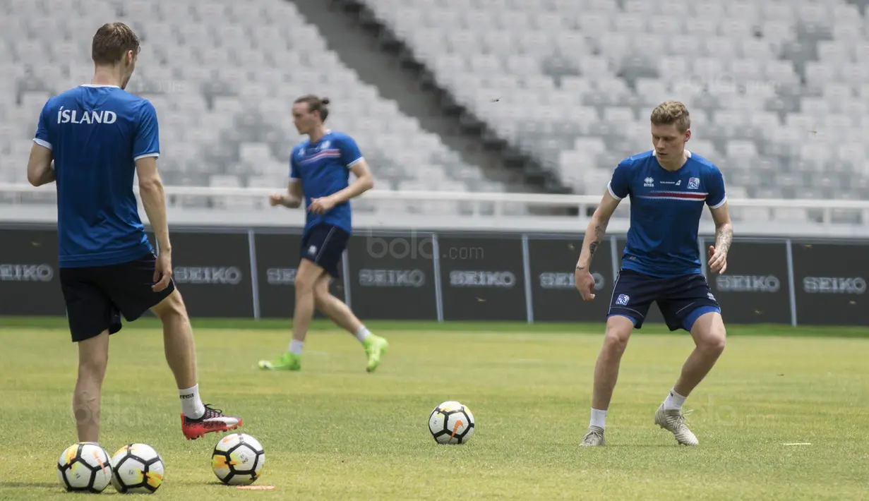 Para pemain Islandia mengontrol bola saat latihan di SUGBK, Jakarta, Sabtu (13/1/2018). Islandia menggelar latihan resmi jelang laga persahabatan melawan Indonesia. (Bola.com/Vitalis Yogi Trisna)