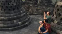 Mark Zuckerberg sedang menikmati pemandangan di Borobudur