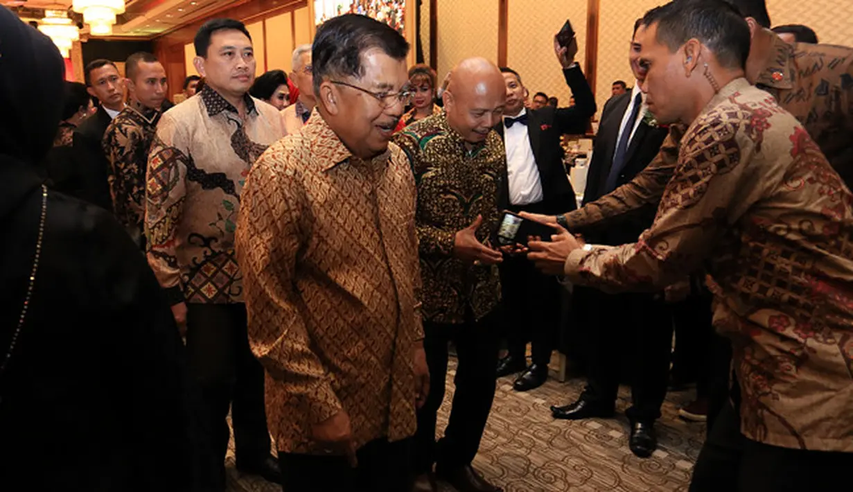 Selain orang nomor satu di Indonesia, terlihat hadir juga Wakil Presiden Jusuf Kalla beserta Ibu Mufidah Jusuf Kalla. Presiden dan wakil presiden hadir dengan mengenakan batik. (Deki Prayoga/Bintang.com)