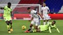 Gelandang Olympique Lyon, Bruno Guimaraes, berebut bola dengan pemain Dijon pada laga Ligue 1 di Stadion Groupama, Sabtu (29/8/2020) dini hari WIB. Lyon menang 4-1 atas Dijon. (AFP/Philippe Desmazes)
