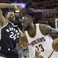 LeBron James (kanan) saat Cavaliers cukur Toronto Raptors (AP Photo/Tony Dejak)