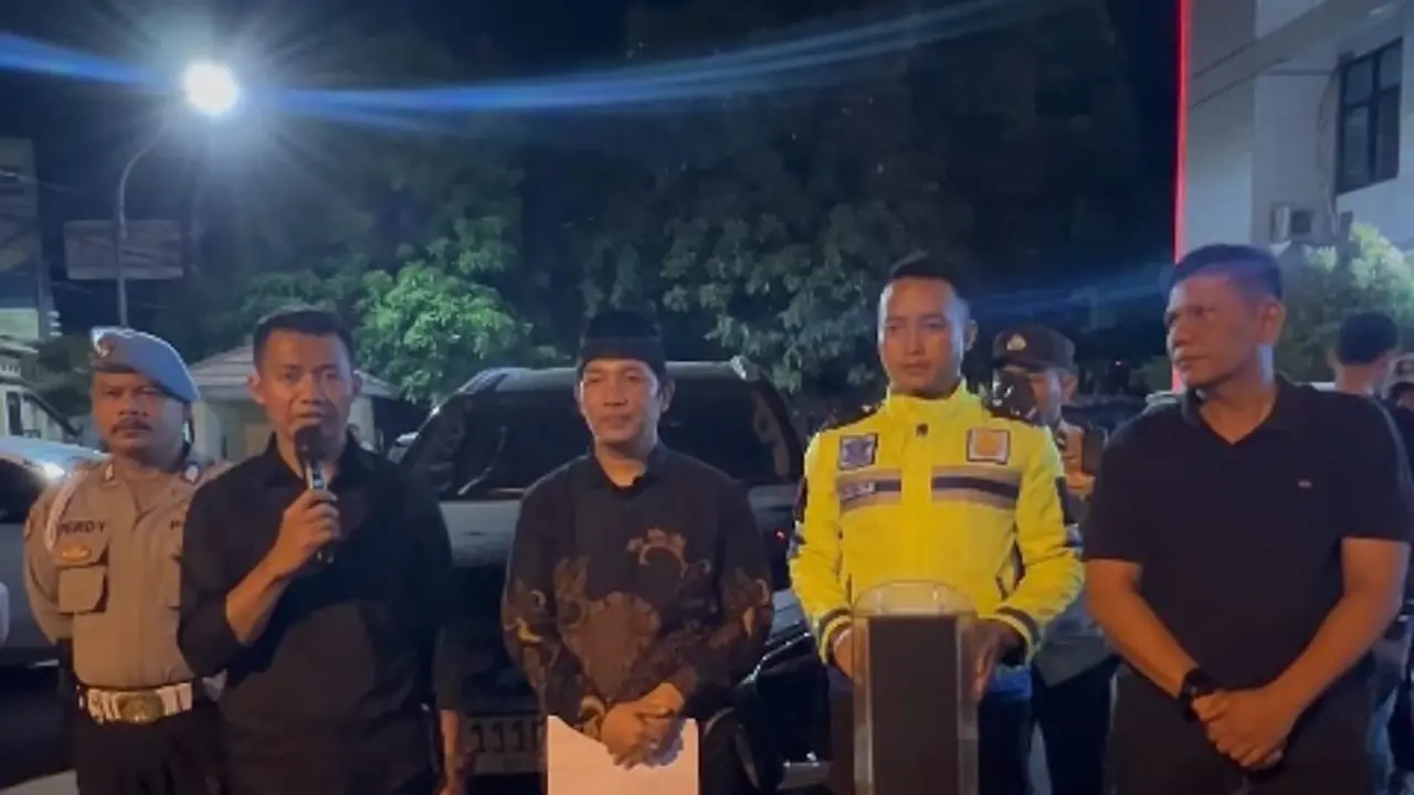 Kapolres Kota Tangerang, Kombes Pol Sigit Dany menjelaskan soal mobil dinas Polri bawa atribut kampanye di Tangerang. (Pramita Tristiawati)