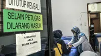 Petugas mendata vaksin COVID-19 produksi Sinovac di gudang penyimpanan UPTD Instalasi Farmasi Dinas Kesehatan Kota Bekasi, Jawa Barat, Selasa (12/1/2021). Vaksin Sinovac yang datang langsung disimpan di lemarin pendingin bersuhu kisaran 2-8 derajat celsius. (merdeka.com/Iqbal S. Nugroho)
