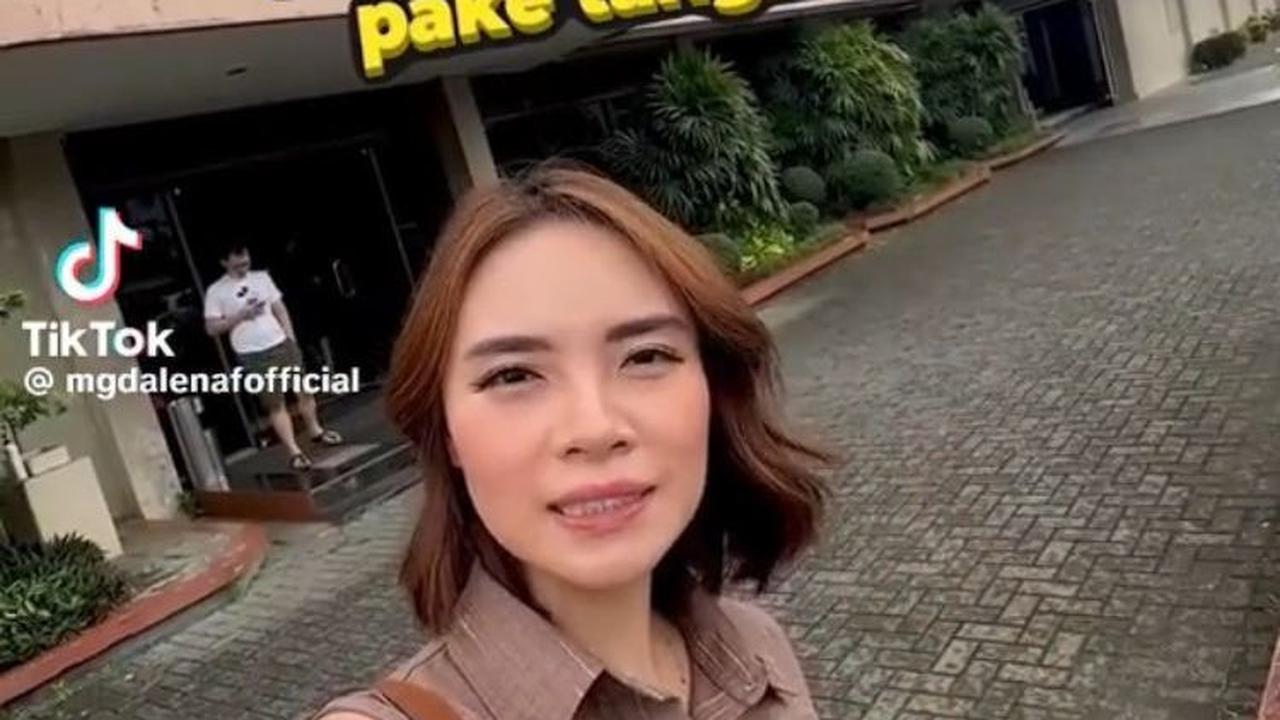 "Lagi jejak nyambel di Banyumas, terus nemu bioskop yang posternya masih dilukis sendiri," ujar Magdalena membuka videonya.