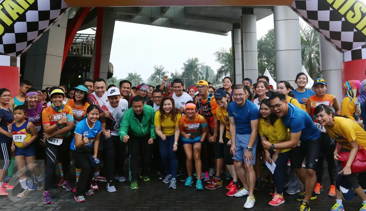 Menpora, Imam Nahrowi (jaket hijau) berfoto bersama dengan peserta lomba lari Ceria 5k di fx  Senayan, Jakarta, (21/5). Kegiatan ini diikuti sekitar 500 peserta. (Liputan6.com/Fery Pradolo)