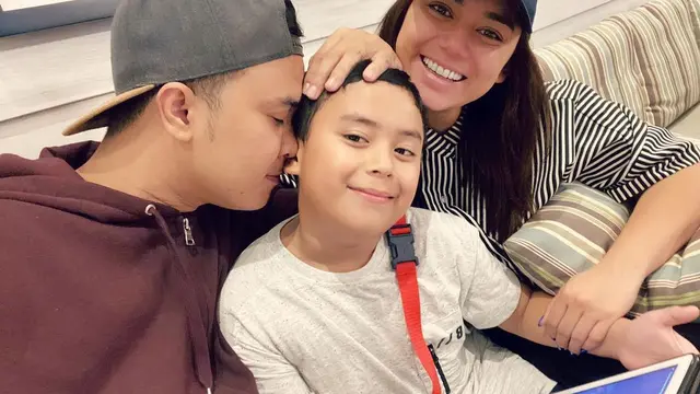Gugat Cerai, Ini 6 Potret Kenangan Thalita Latief dan Dennis Lyla. (Sumber: Instagram/dennislyla)