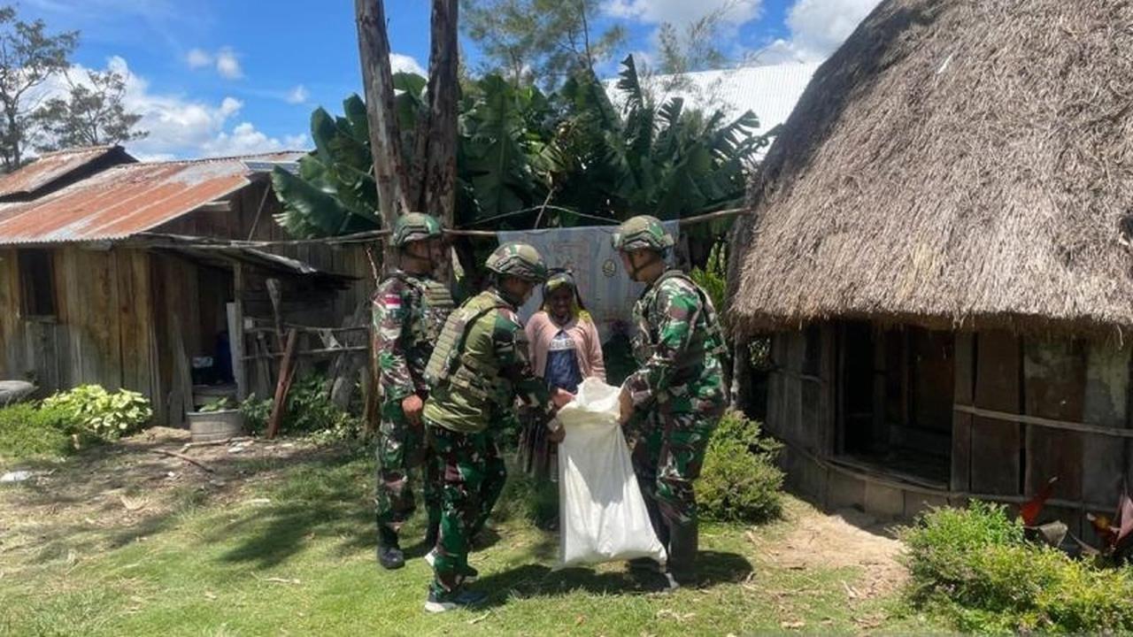 Satgas Yonif 521/DY Bagikan Bapok ke Warga Bolakme Jayawijaya, Pererat Hubungan TNI dan Rakyat